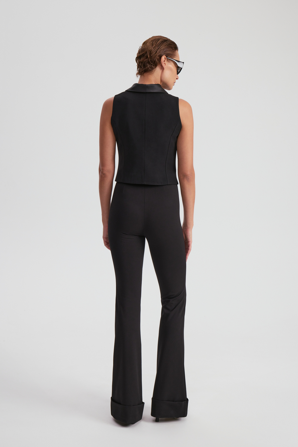 Жилет шалька с атласным воротником