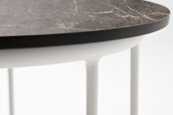 "Эквадор" журнальный стол из HPL круглый Ø40 H55, каркас из алюминия белый муар, цвет столешницы "серый мрамор"