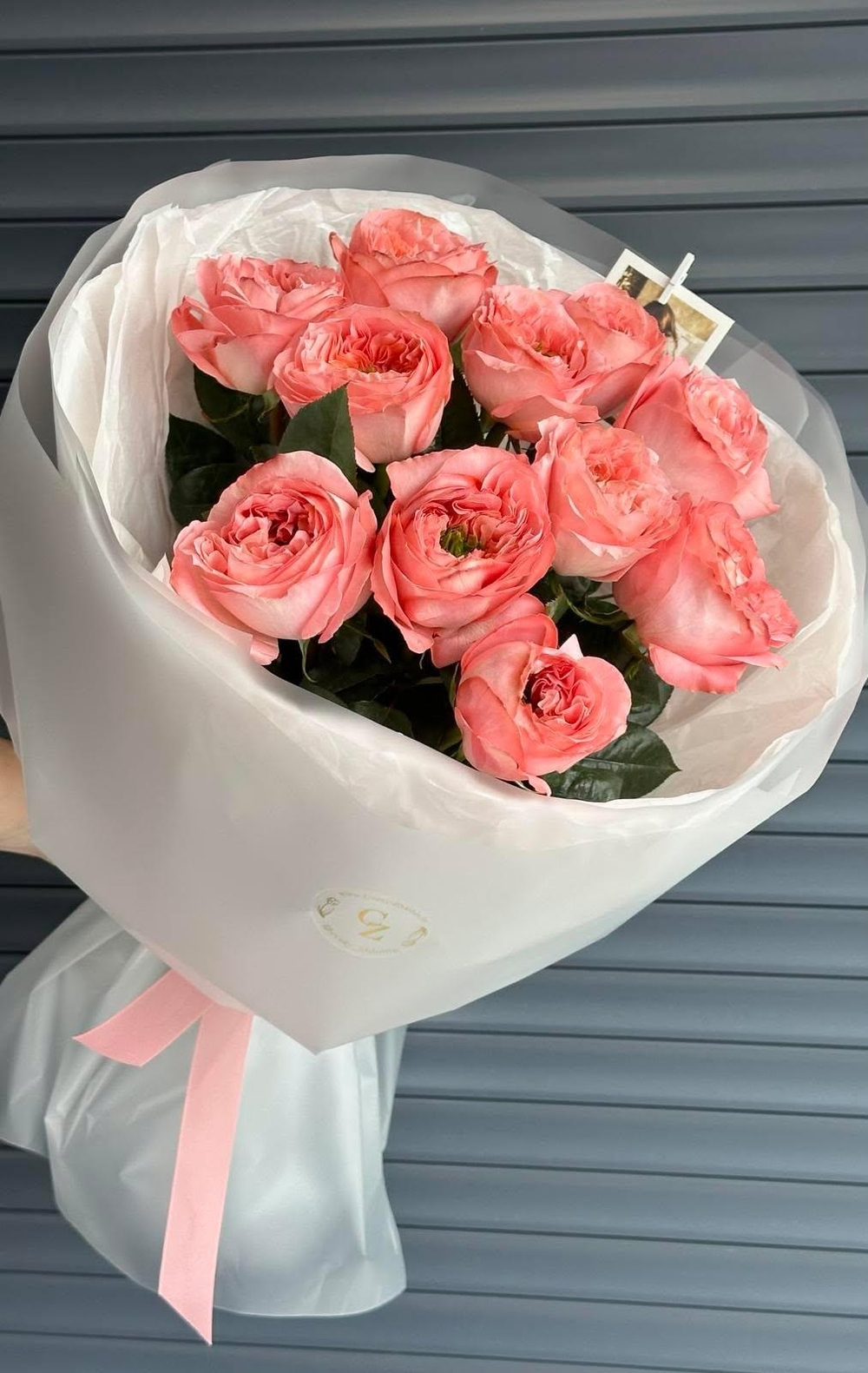 11 роз Mandarin X-pression в упаковке