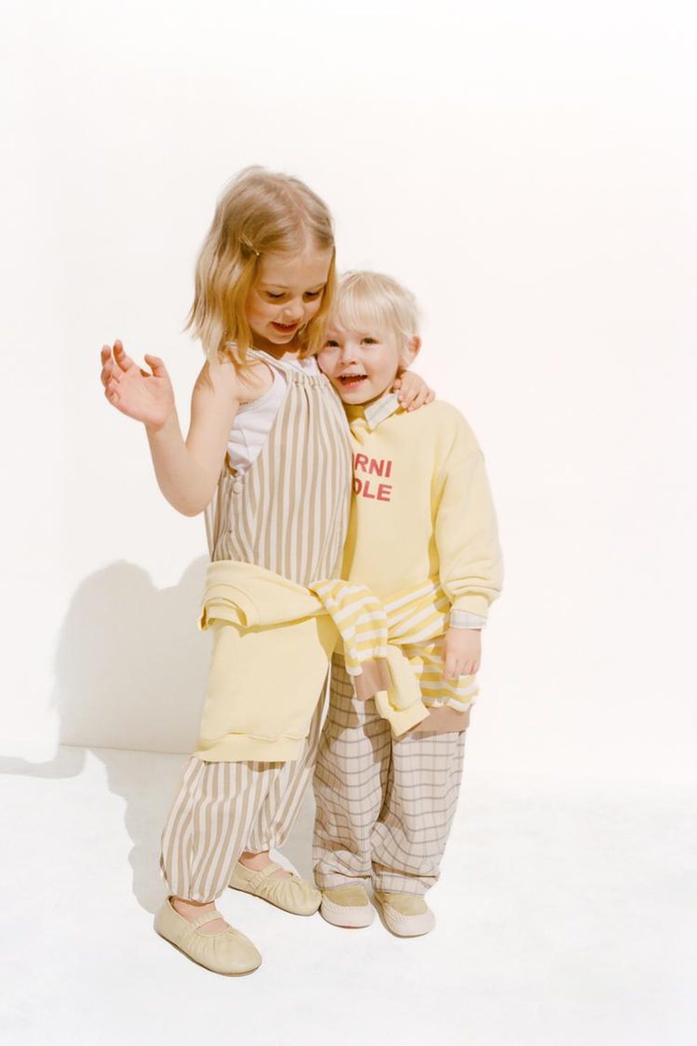 ZARA TIMELESS - ОДНОТОННАЯ ТОЛСТОВКА С НАДПИСЬЮ, ЖЕЛТЫЙ