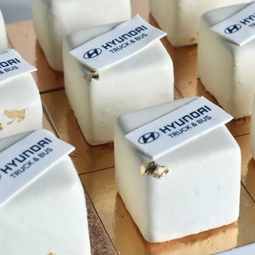 Пирожное кубик с логотипом компании