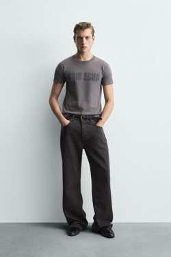 ZARA ФУТБОЛКА КРОП С НАДПИСЬЮ И ЭФФЕКТОМ ПОТЕРТОСТИ, СЕРЫЙ/КОРИЧНЕВЫЙ