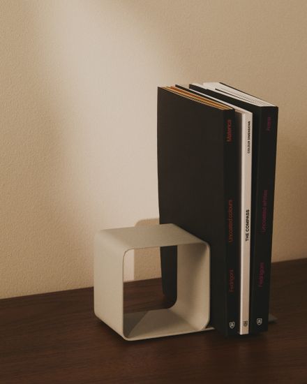 Держатель для книг Mistra бежевого цвета из железа