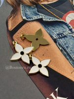 Подвеска золотистая ЛВ "Цветок" с белой эмалью 26х23 мм