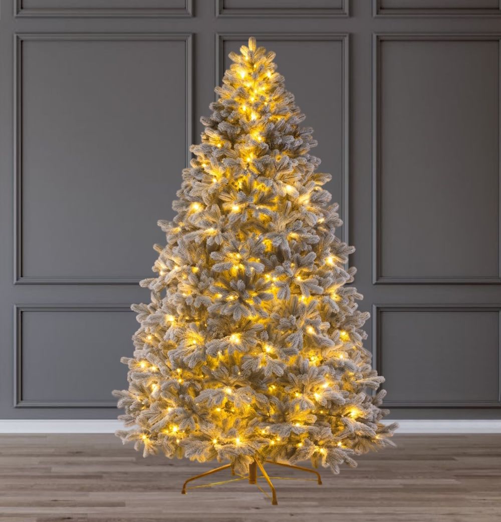 Заснеженная елка с Гирляндой встроенной «Королева леса»