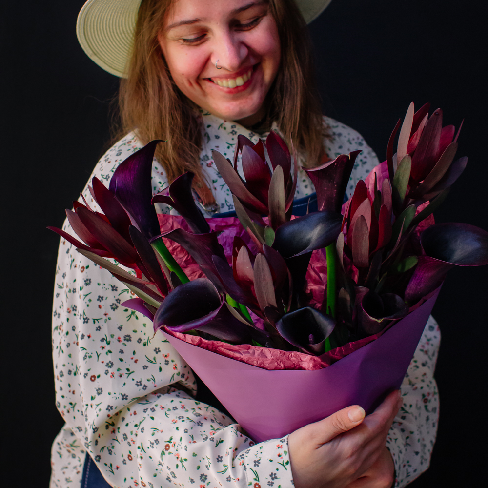 46. Насыщенный дуо-букет с каллами и леукондендронами