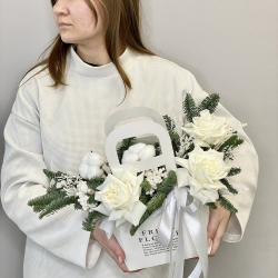 Композиция «Вьюга»с французскими белыми розами ,хлопком и нобилисом