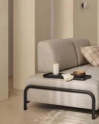 2-местный диван Compo серо-бежевого цвета с малым журнальным столиком и чёрным каркасом