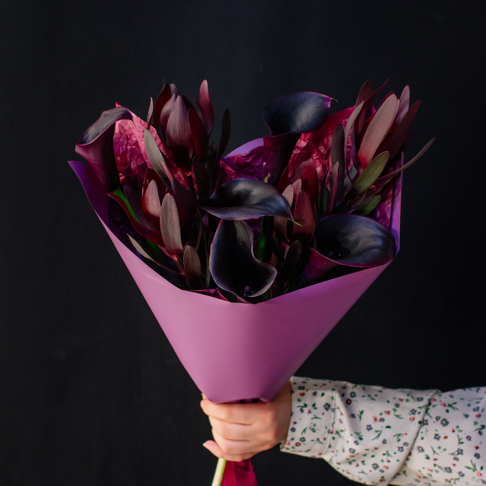 46. Насыщенный дуо-букет с каллами и леукондендронами