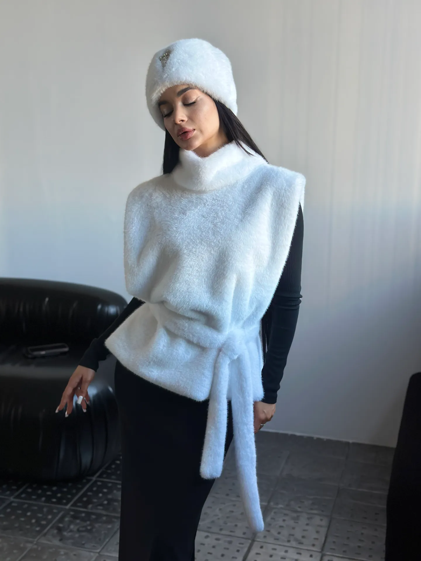 Жилетка Анжелика однотонная меховая с высоким горлом и поясом