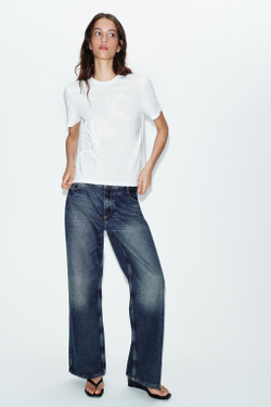 ZARA ФУТБОЛКА С ЦВЕТОЧНЫМ РЕЛЬЕФОМ, БЕЛЫЙ