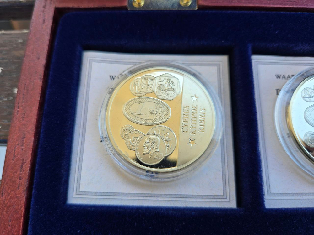 Europe. Exquisite Collection of 12 Euro-Themed Medals — A Numismatic Treasure in a Luxurious Display Case