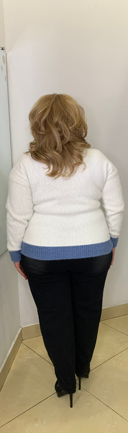 Белый  джемпер с ворсинками