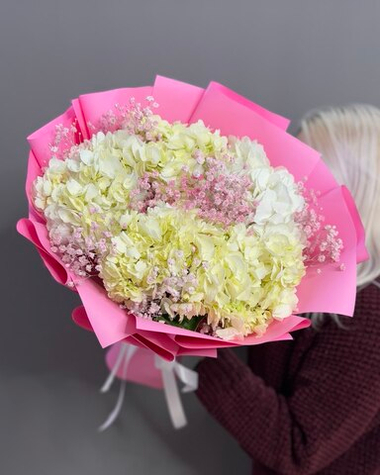 Букет с 5 гортензиями и цветной гипсофилой