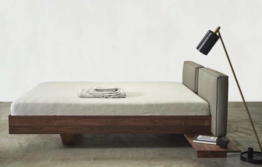 Кровать из массива дерева