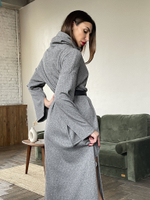 Уютное платье из плотного трикотажа с ангорой в благородном сером оттенке