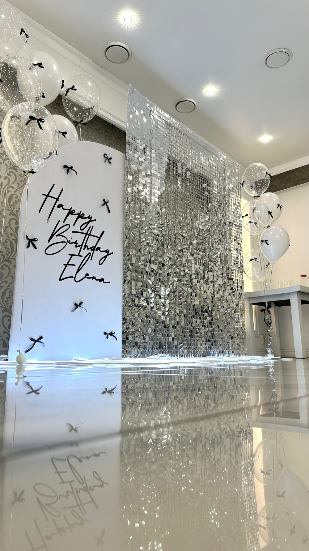 Фотозона пайетка Серебро, черные бантики #1520