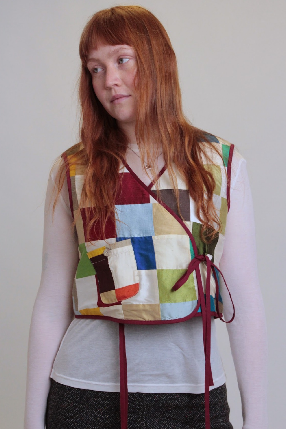 Жилет из шелка с мехом