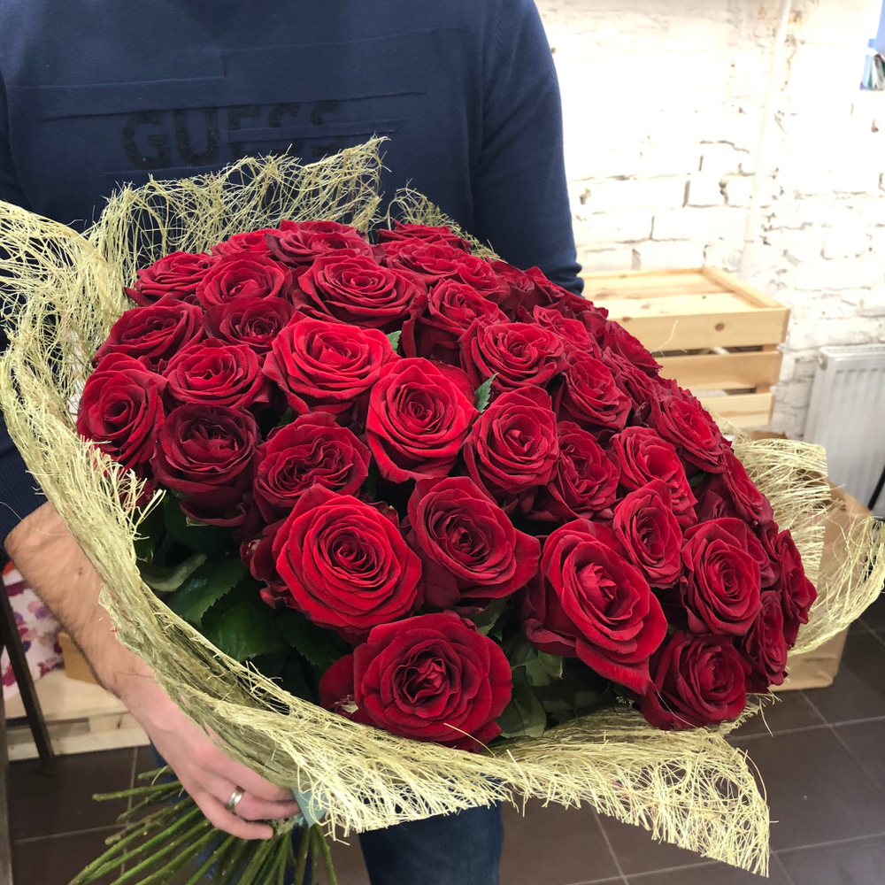 Букет из 51 красной розы в сизали