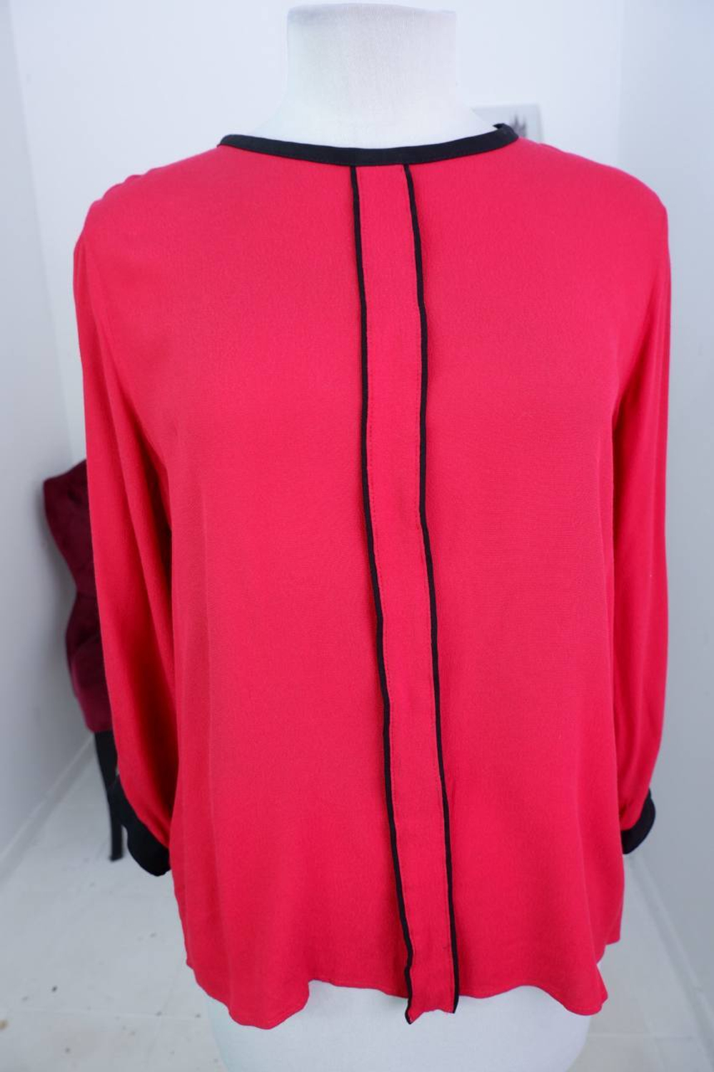 Блузка с контрастной отделкой, визуально на 46/48 размер