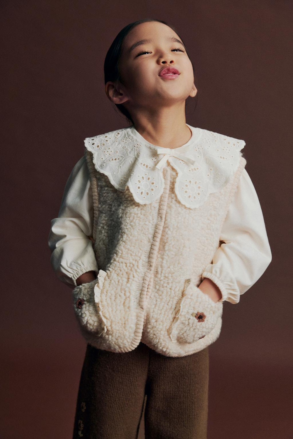 ZARA ВЯЗАНЫЙ ЖИЛЕТ С ИСКУССТВЕННОЙ ОВЧИНОЙ И ЦВЕТОЧНОЙ ВЫШИВКОЙ, ЭКРЮ