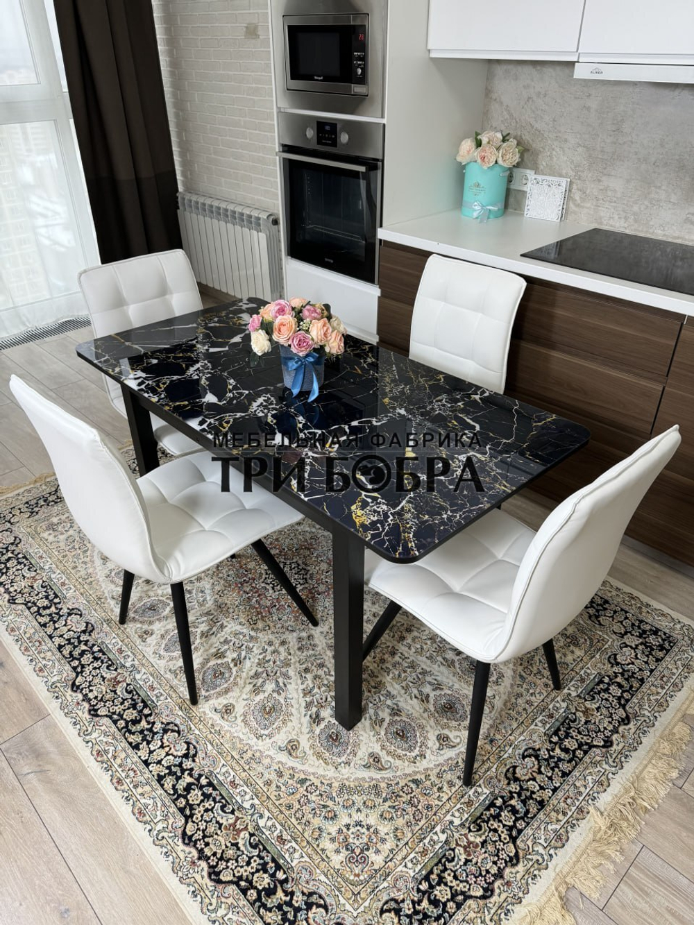Стеклянный раздвижной стол "Черный мрамор" и стулья "ГУЧИ" белый