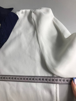 Блузка с красивыми украшениями, визуально на 44 размер