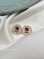 Серьги гвоздики с розой и белой эмалью