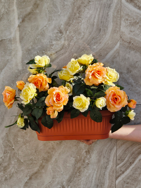 Искусственные цветы Розы желто-оранжевые в балконном ящике
