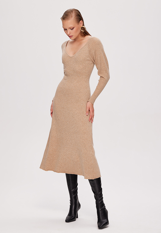 Платье трикотажное с глубоким вырезом