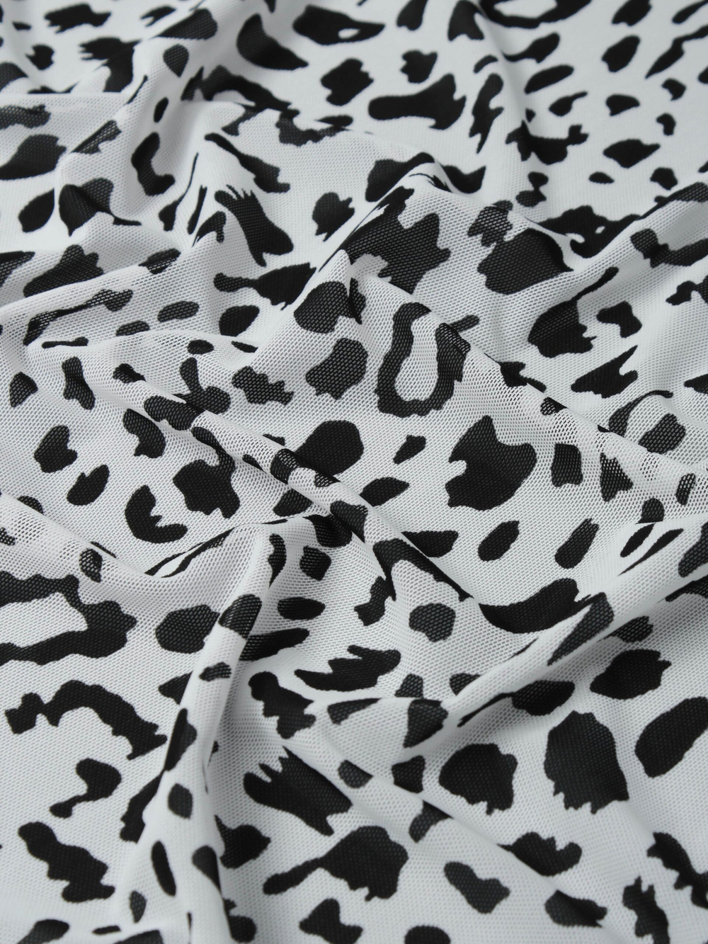 Сетка эластичная белая с черным принтом барс 75х50 см