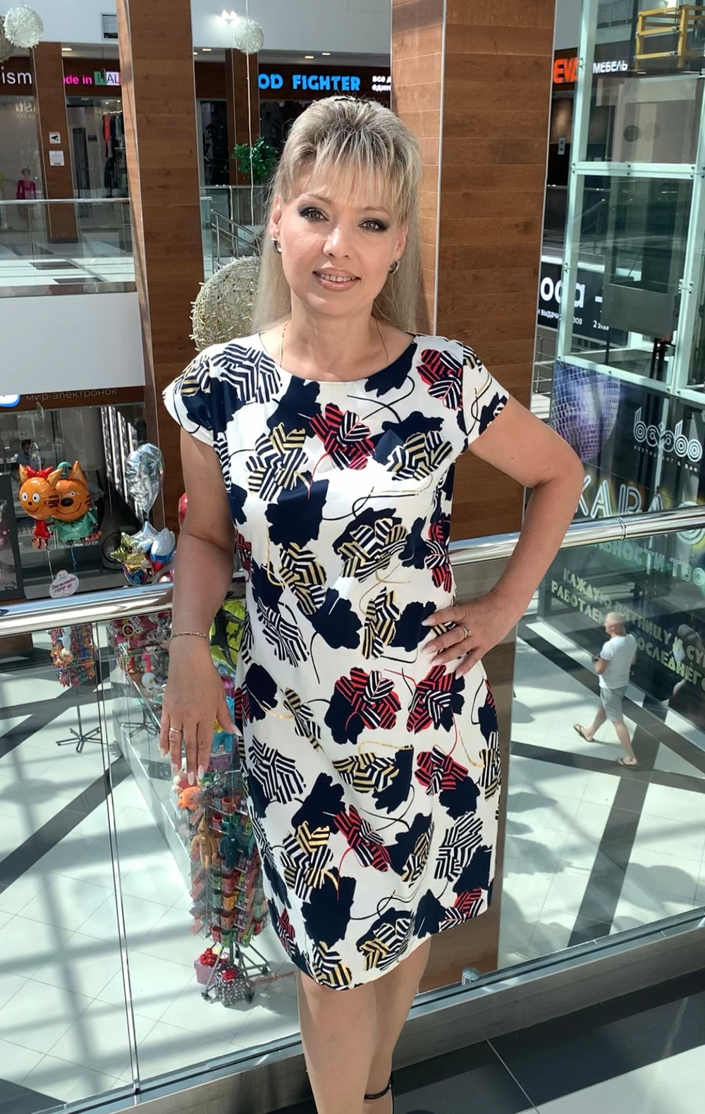 Укороченное яркое летнее платье с коротким рукавом