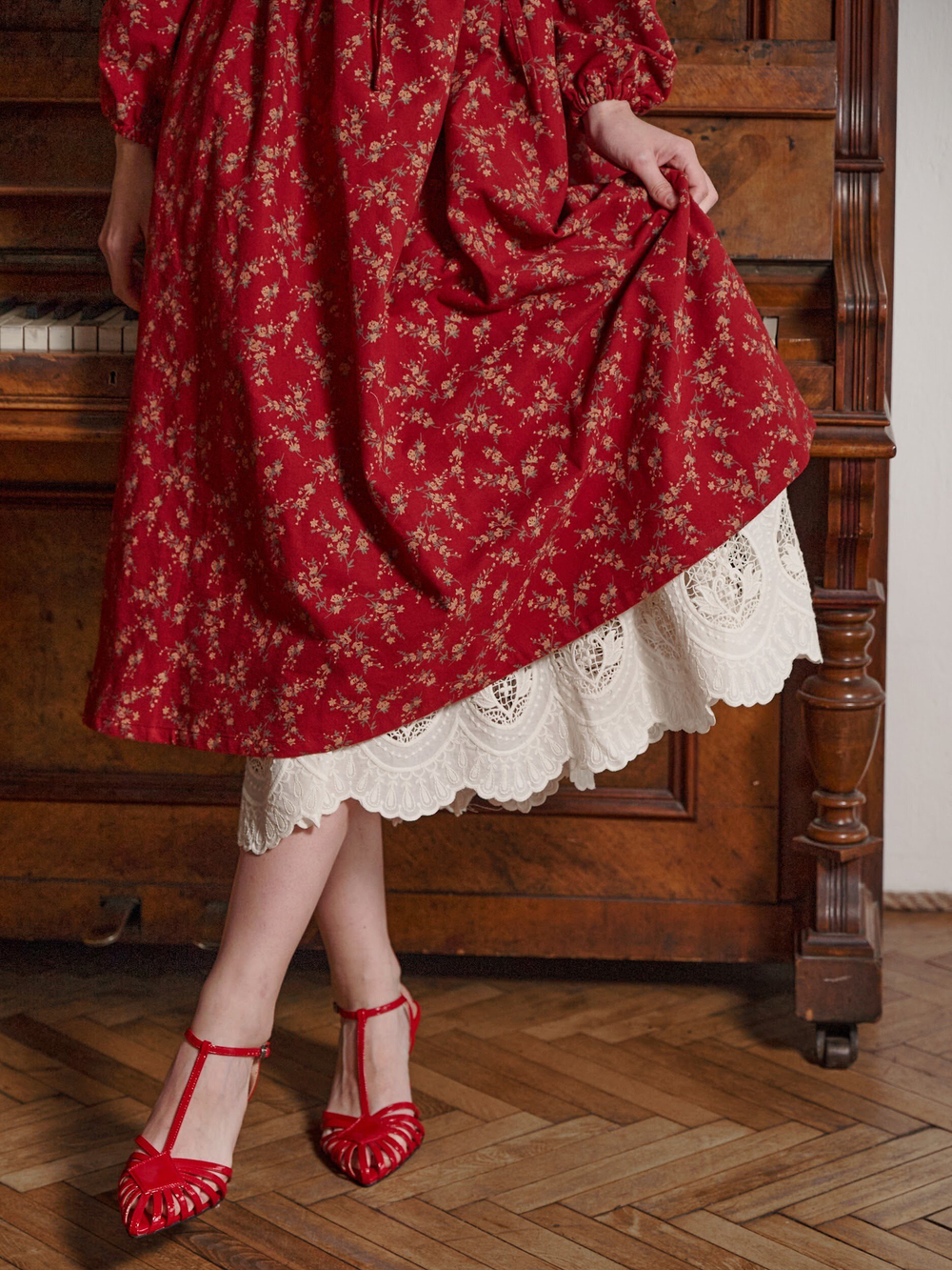 Платье с воротником стойкой