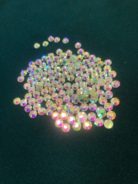 Расклейка страз 300 штук.