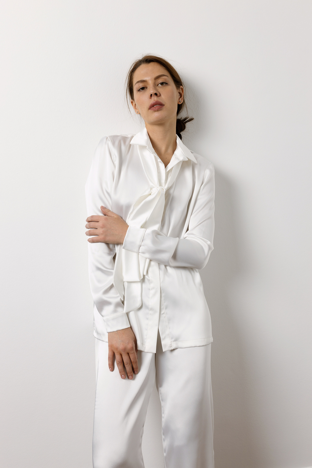 Брюки из обнимающего шелка в жемчужном