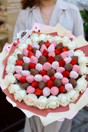 Букет из клубники в шоколаде и роз