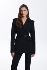 Жакет с объёмными плечами