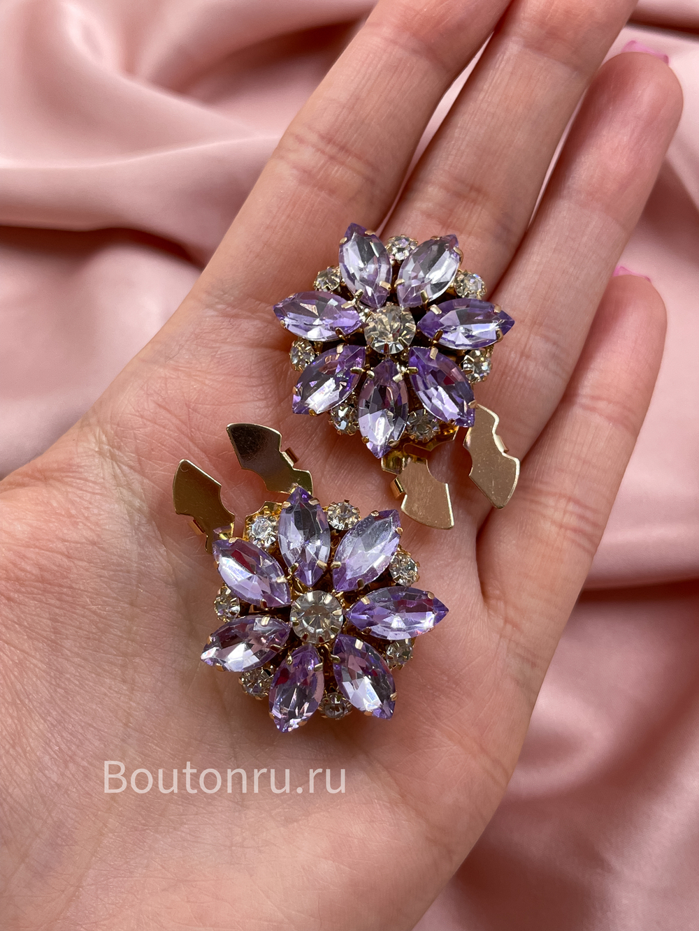 Накладка на пуговицу в форме цветка золотистые с фиолетовыми стразами (клипсы)