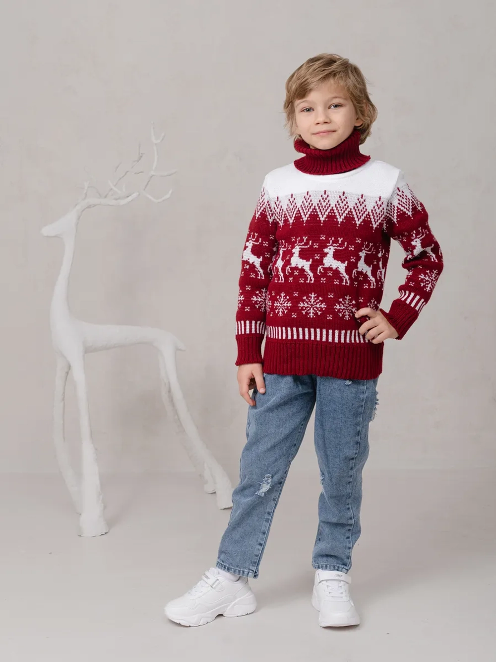 Свитер с оленями новогодний