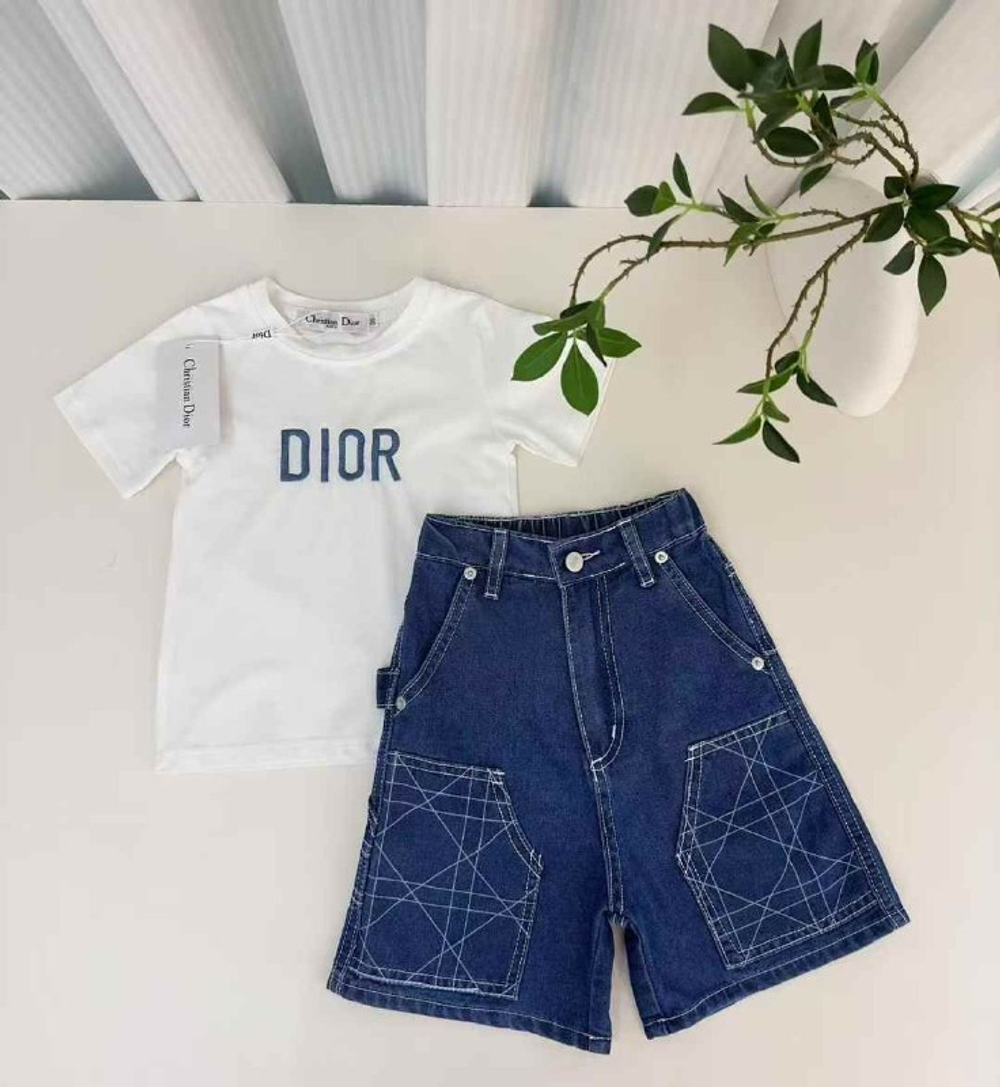 Детские джинсовые шорты и классическая футболка Christian Dior