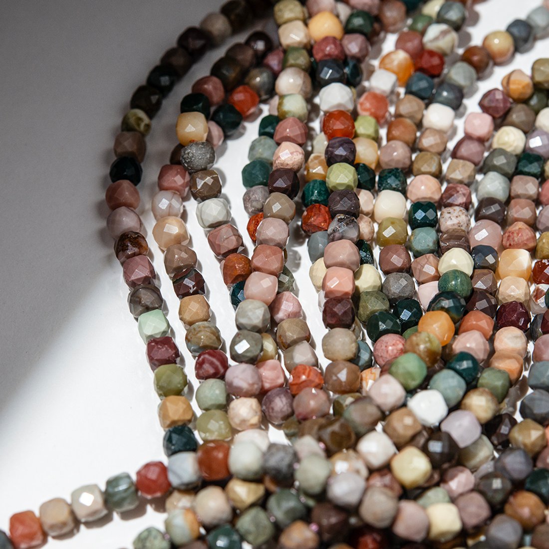 Алашаньский агат натуральный, куб 4,5мм, микроогранка