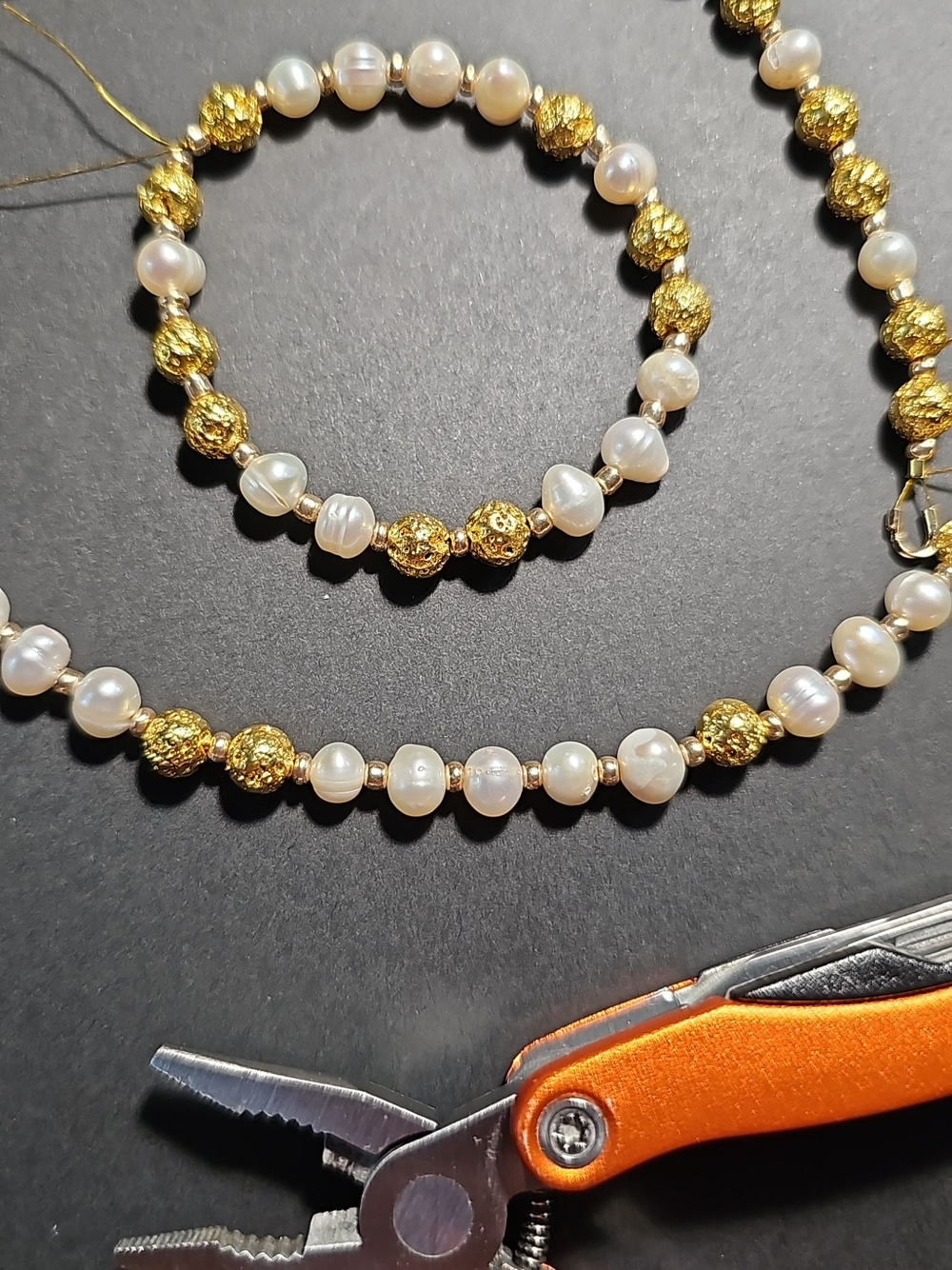 Комплект украшений авторский из натуральных камней. Колье и браслет "Золотая лава". Бижутерия на шею, на руку для женщин, девушек. Летнее женское украшение