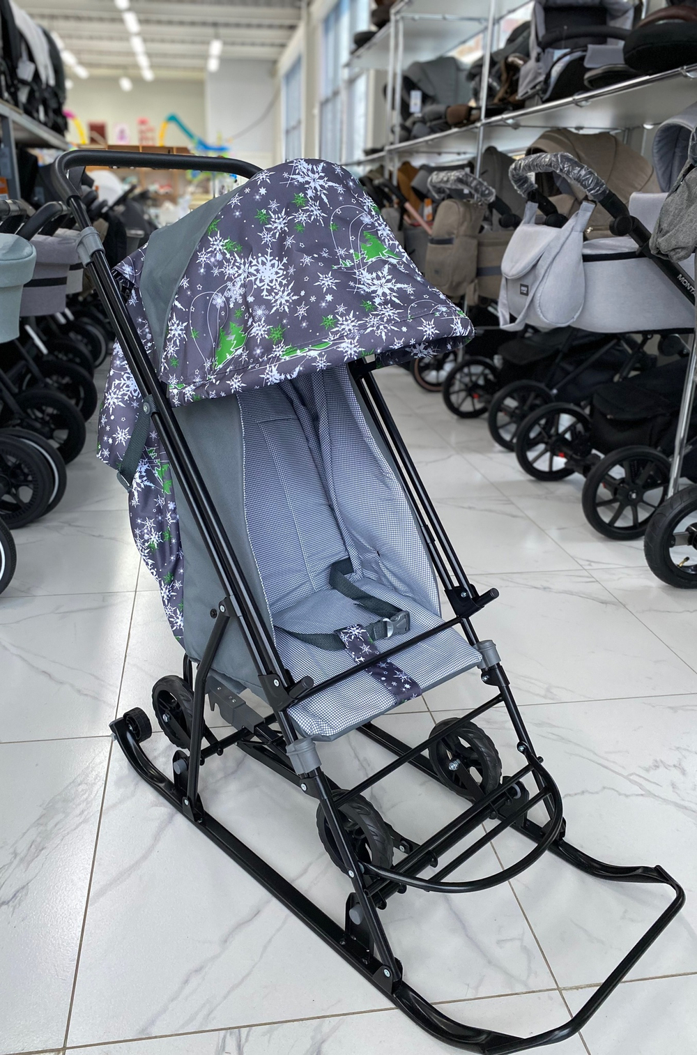 Санки-коляска СНЕЖИНКА УНИВЕРСАЛ 1 Елки на зеленом Арт. СНУ1