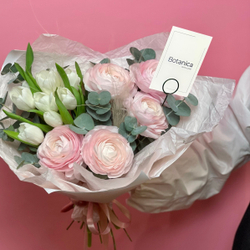 Авторский букет с пятью ранункулусами, семью тюльпанами и эвкалиптом 80220262