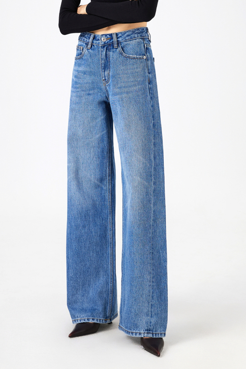 Широкие джинсы с потертостями