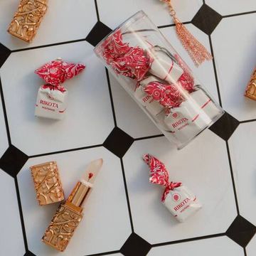 Комплект "Бальзам для губ и конфеты"