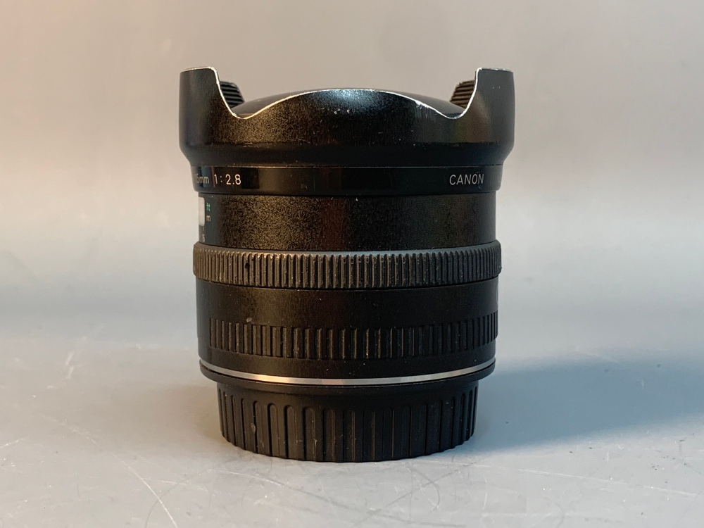 Canon EF 15mm 2.8 Fisheye царапины на линзе