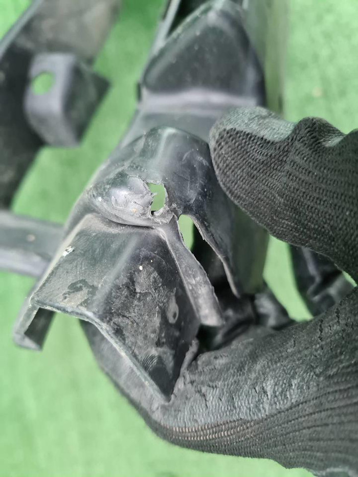 Кронштейн переднего бампера BMW 5er G30 (17-20)