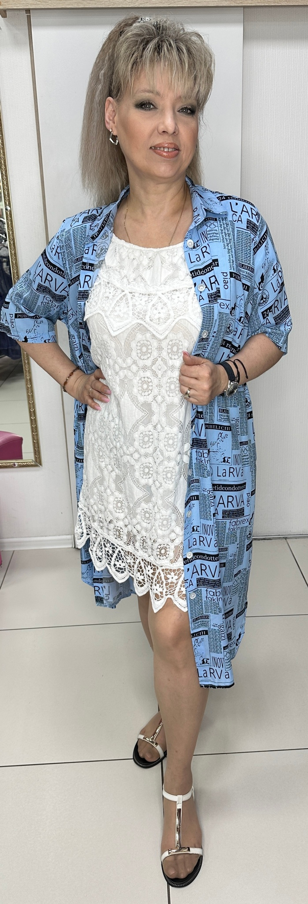 Платье-рубашка с пояском и газетным принтом