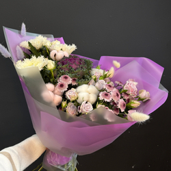 Букет из брассики, сантини и зефирных хризантем